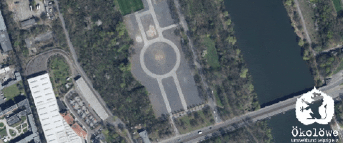 Ein Satellitenbild zeigt das Gelände der Kleinmesse. Rechts ist das Elsterbecken und die Zeppelinbrücke. Links der Straßenbahnhof Angerbrücke. Über dem Kleinmessegelände wird eine Waldfläche eingeblendet, die das Gelände überdeckt.