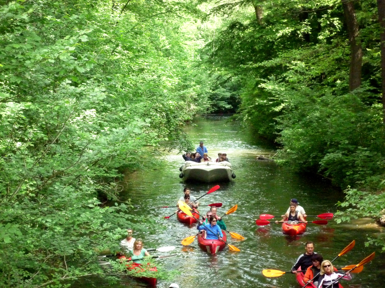 Kanus fahren in Gruppen über den Floßgraben