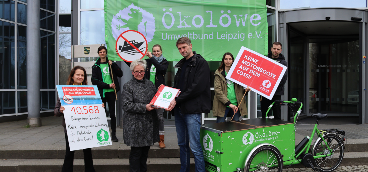 Übergabe der Petition "Keine Motorboote auf dem Cossi"
