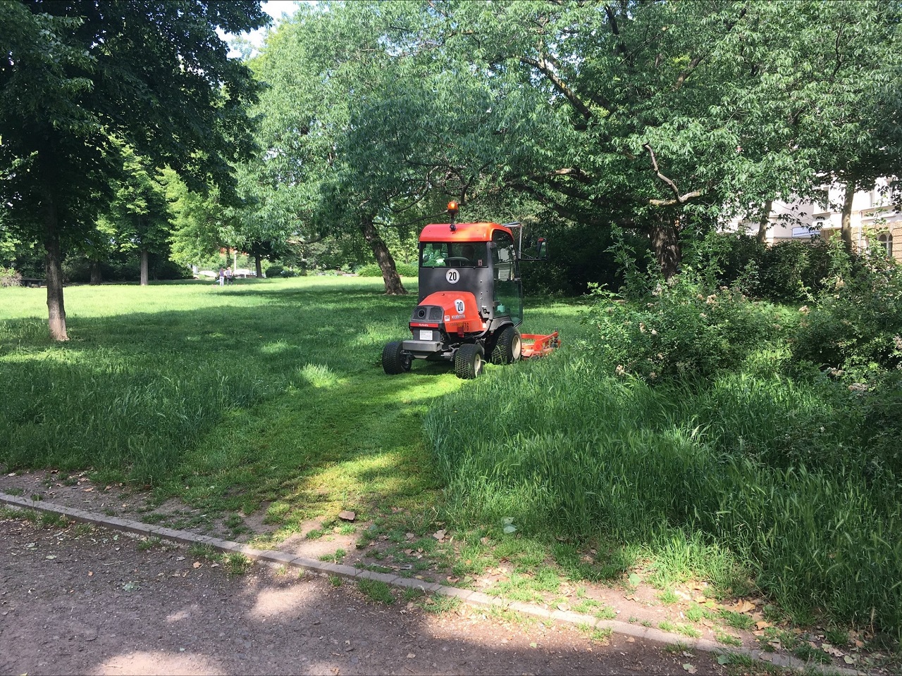 Mähen mit konventioneller Maschine auf dem Freiligrathplatz in Gohlis