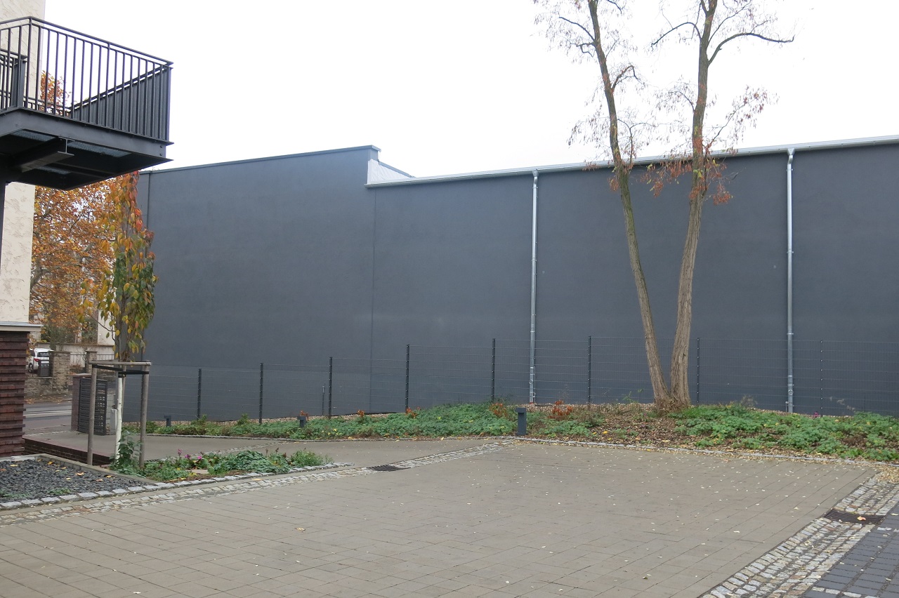 Die rückseitige Ansicht offenbart hässliche Betonwände