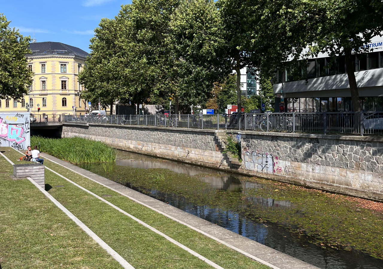 Das Bild zeigt die offengelegte Pleiße am Mendelssohnufer in Leipzig.
