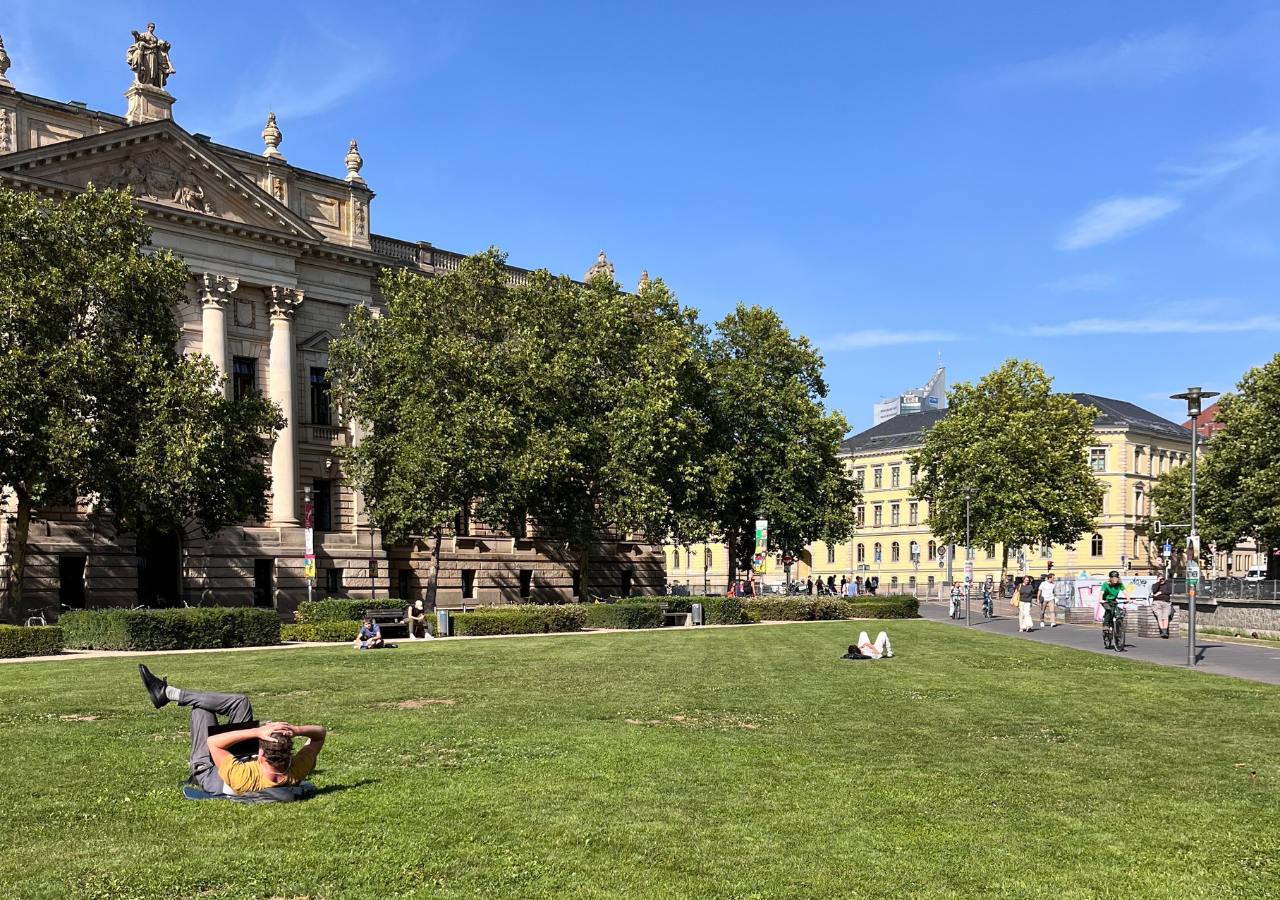 Auf dem Bild ist im Vordergrund ein Dach zu sehen – das Dach einer Tiefgarage.