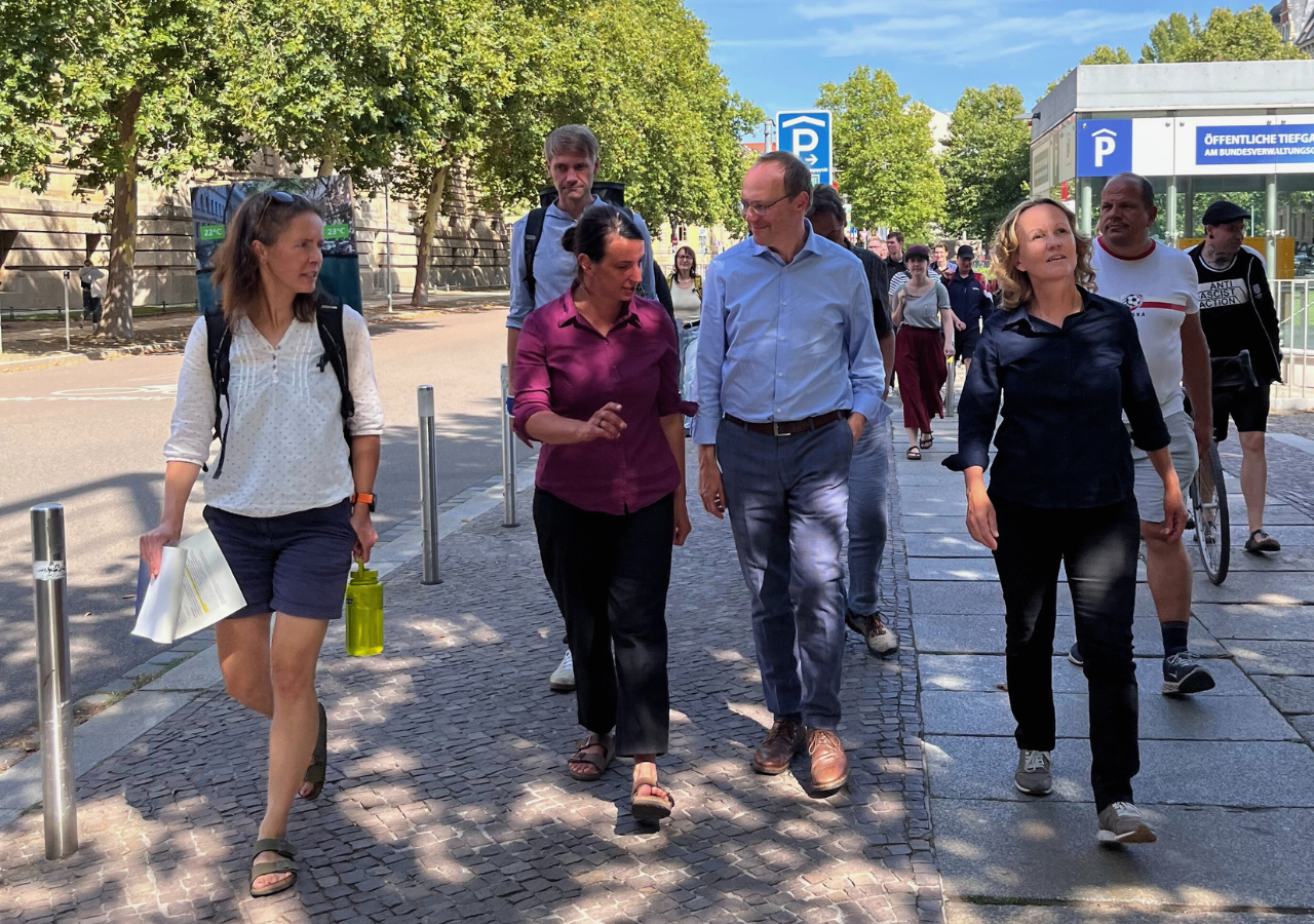 Ökolöwen Geschäftsführerin Christiane Heinichen, Landtagsabgeordnete Christin Melcher, Landesumweltminister Wolfram Günther und Bundesumweltministerin Steffi Lemke während des Rundgangs in der Beethovenstraße vor dem Geisteswissenschaftlichen Zentrum der